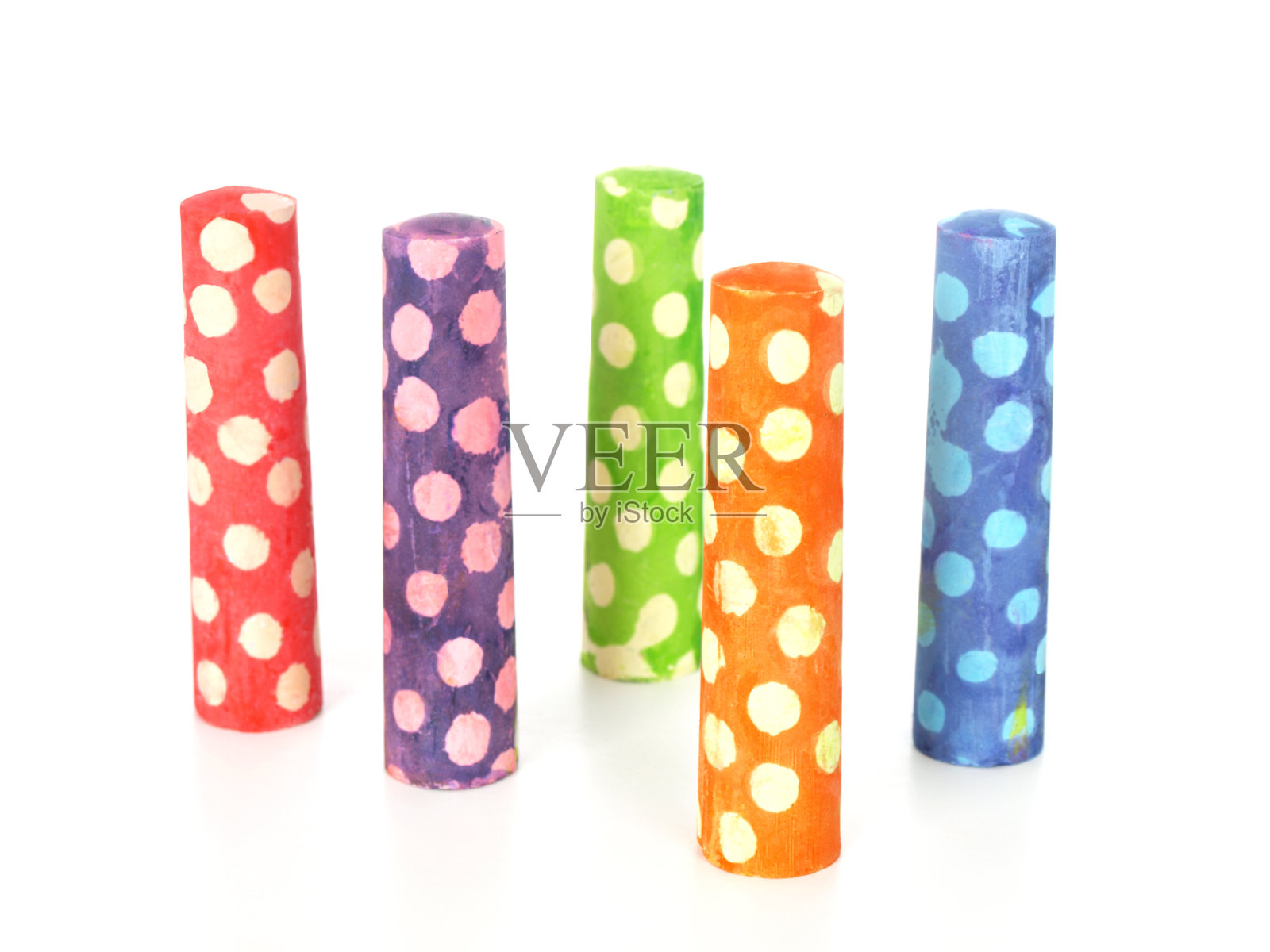 彩色粉笔在白色照片摄影图片