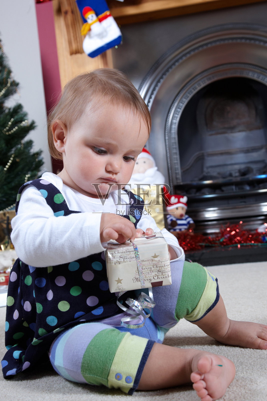 一岁拆圣诞礼物照片摄影图片