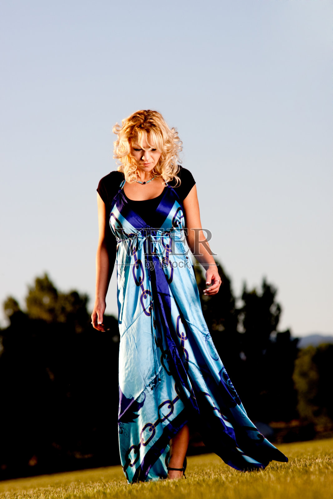 走路的中年妇女照片摄影图片