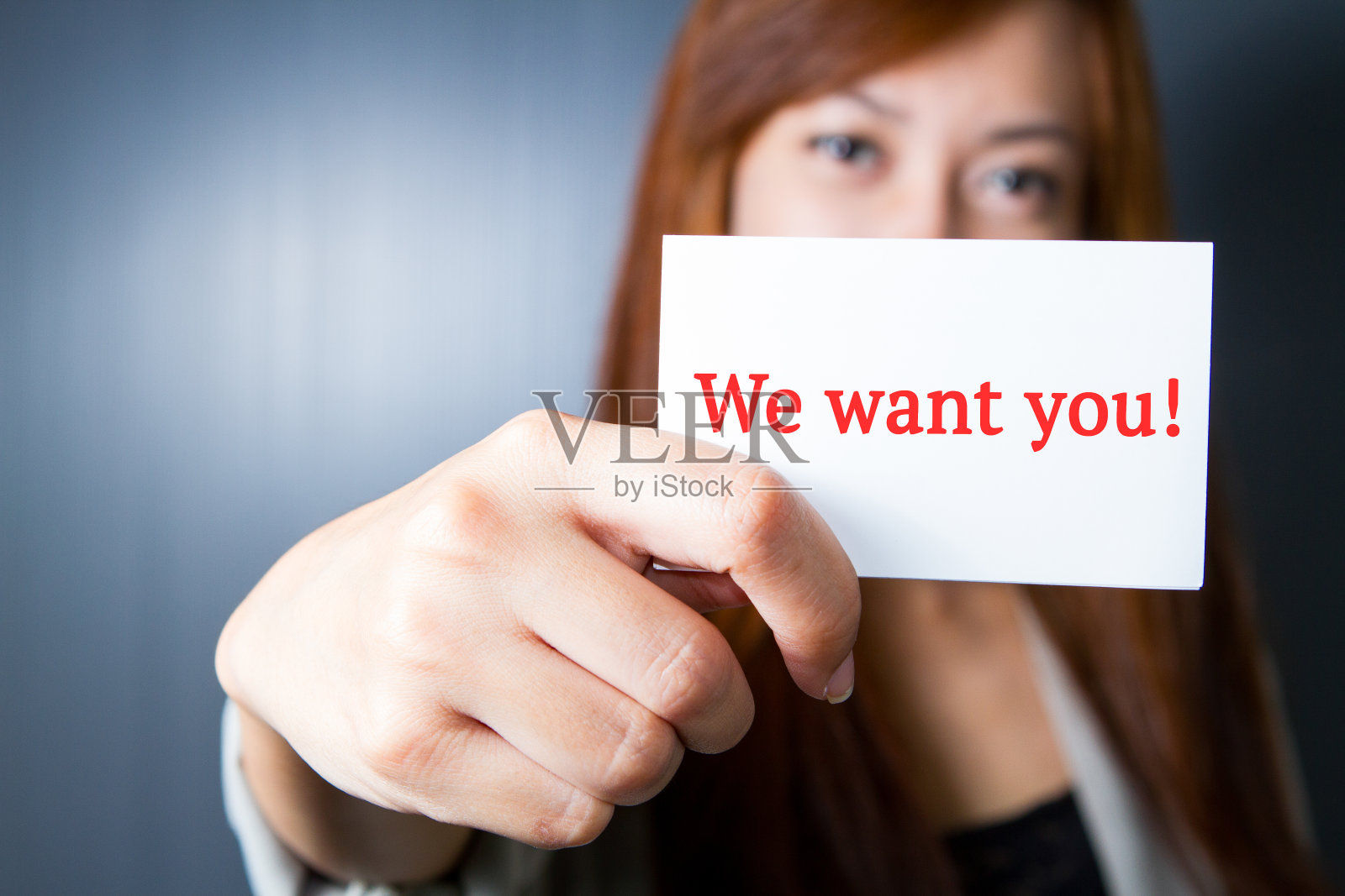 女商人展示的名片上写着“我们需要你!”照片摄影图片