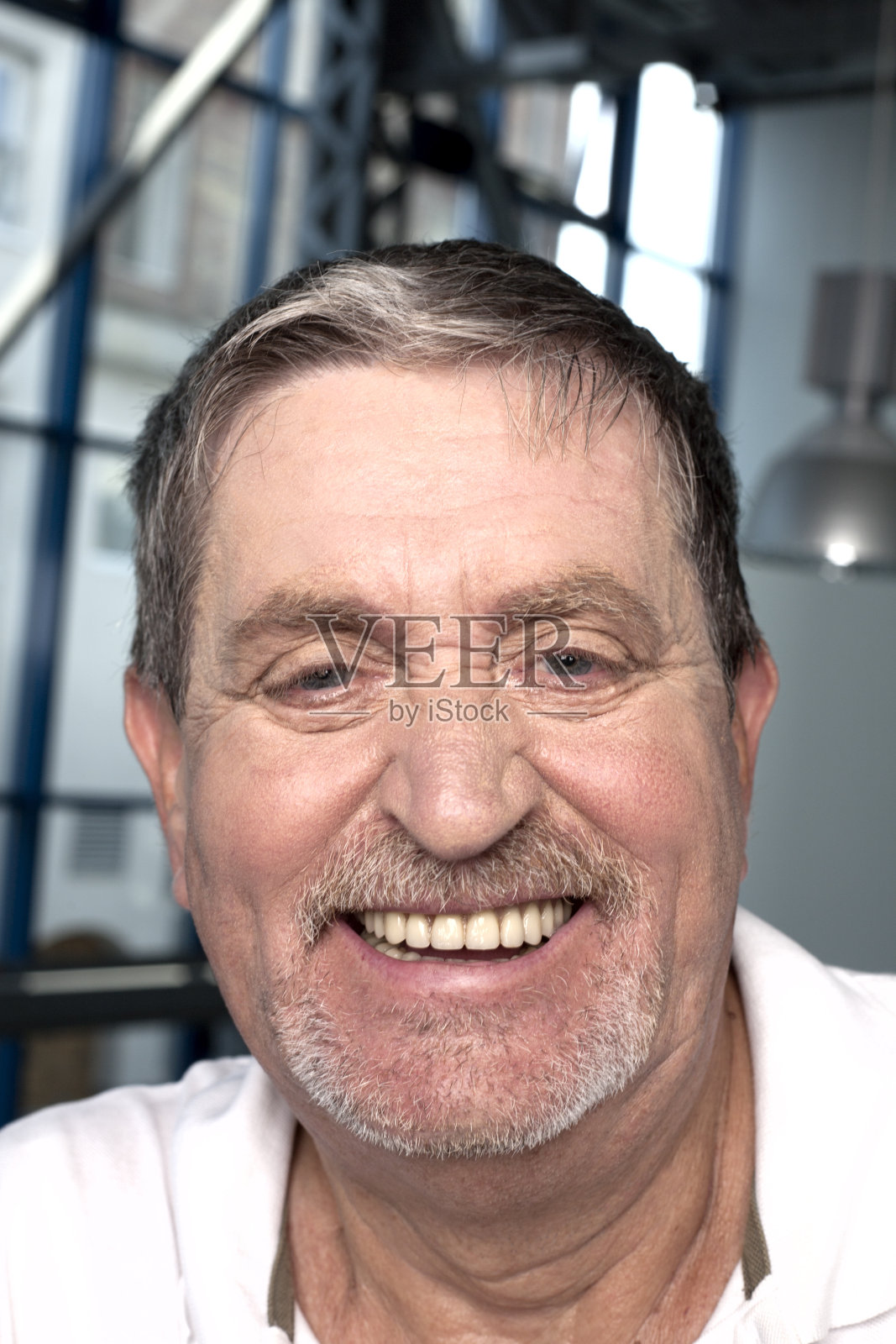 一个笑着的老男人的肖像照片摄影图片