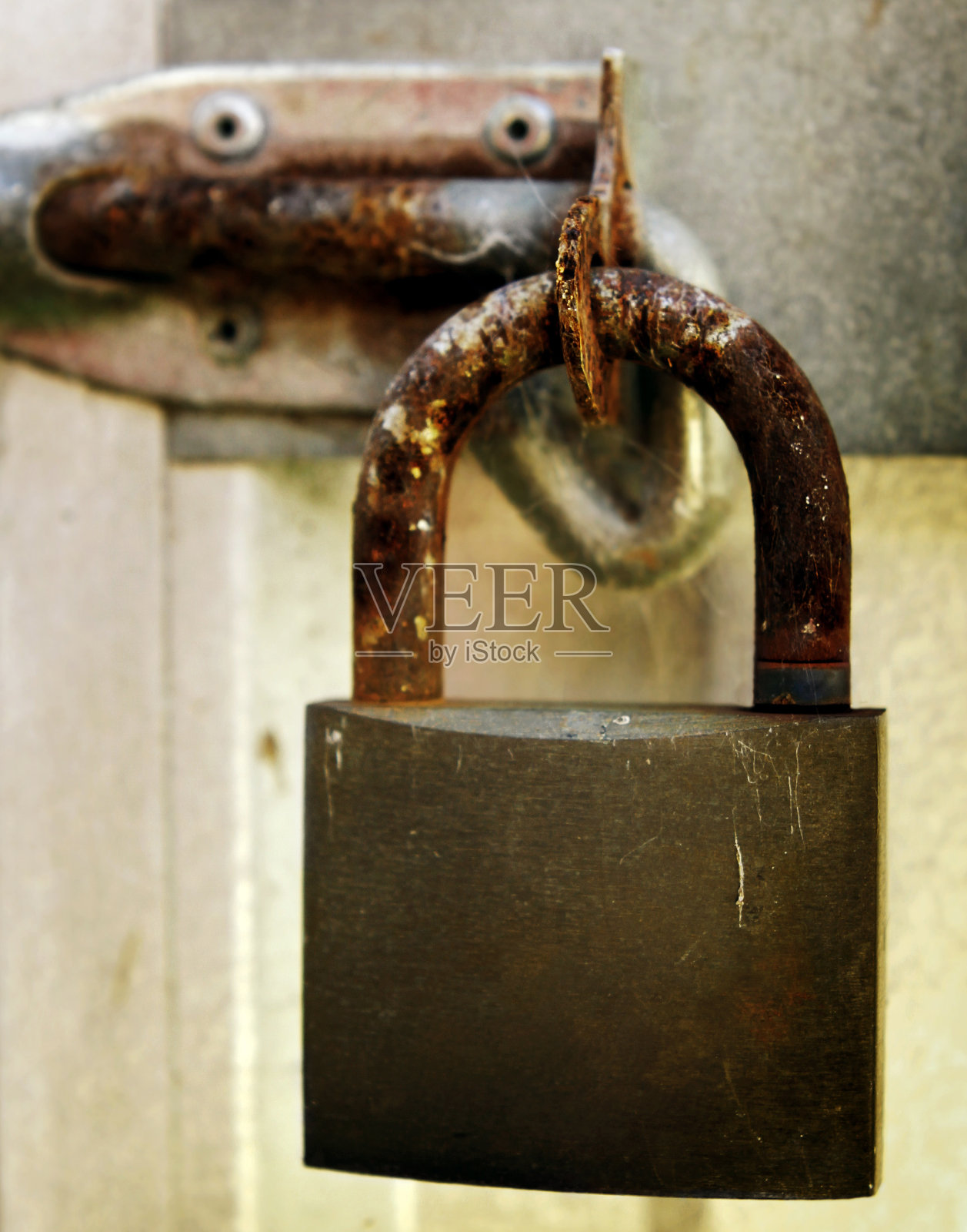 生锈的挂锁。照片摄影图片