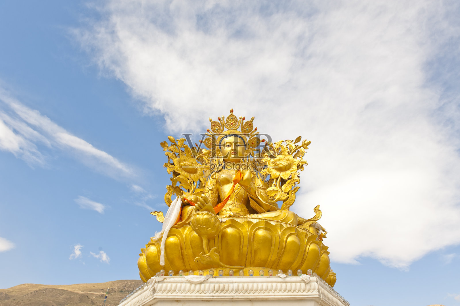 蓝天下的金色观音雕像照片摄影图片
