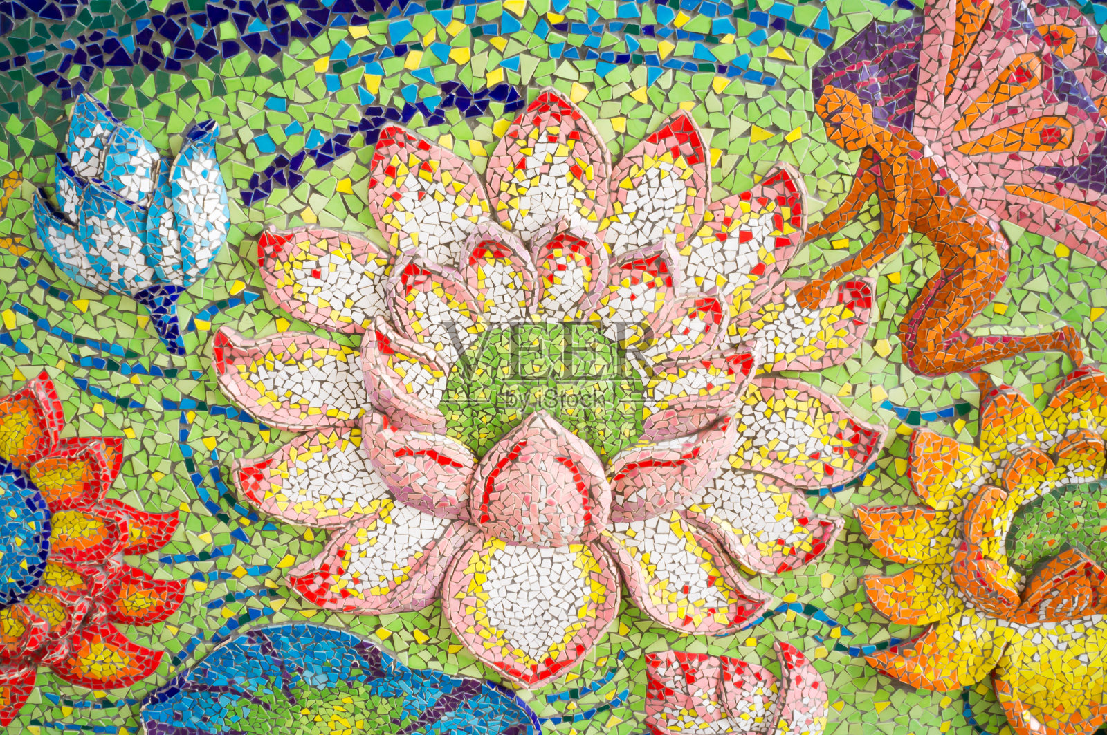 艺术琉璃瓦，莲花和仙子在圣殿的墙上插画图片素材