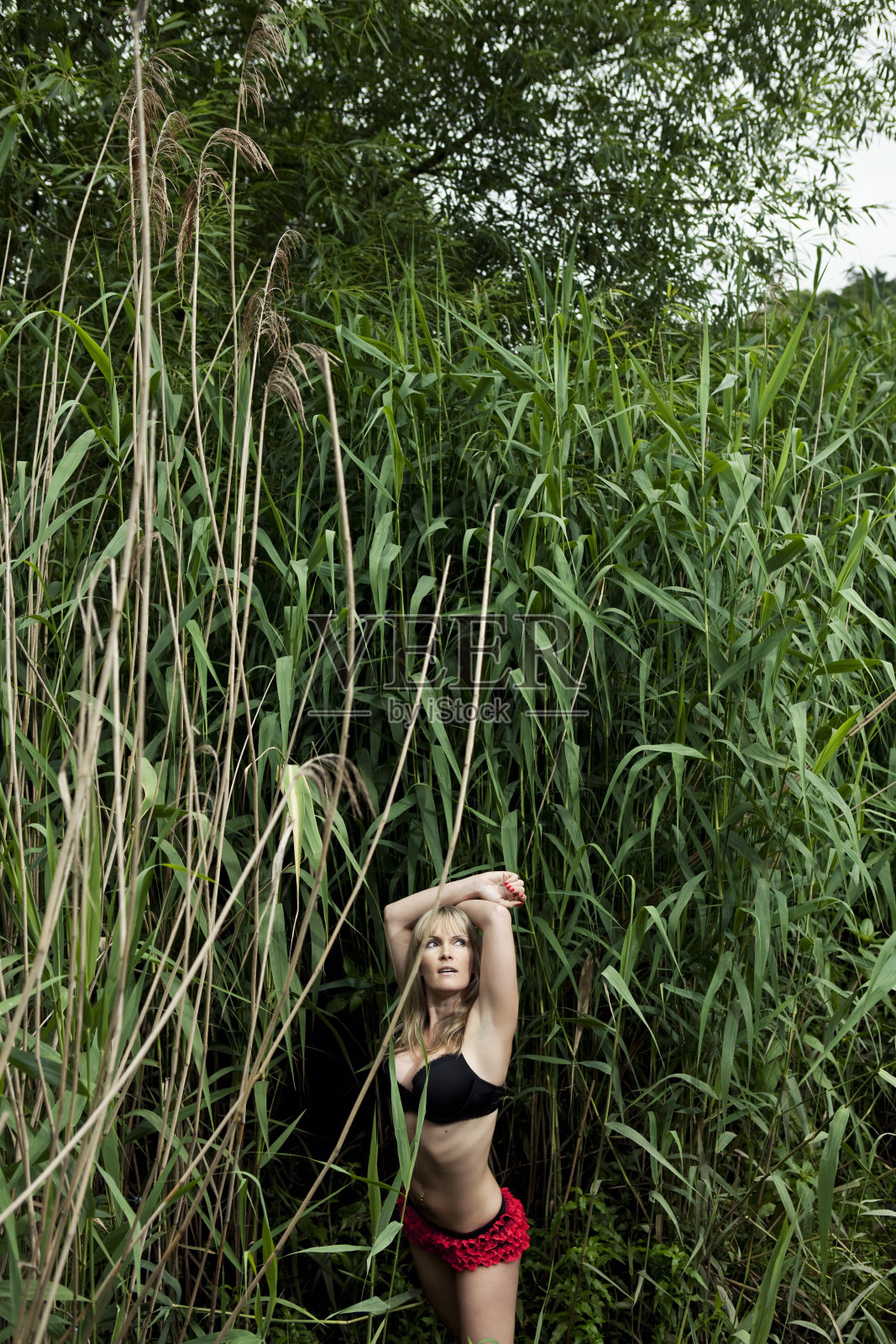 年轻时髦的女人户外肖像照片摄影图片