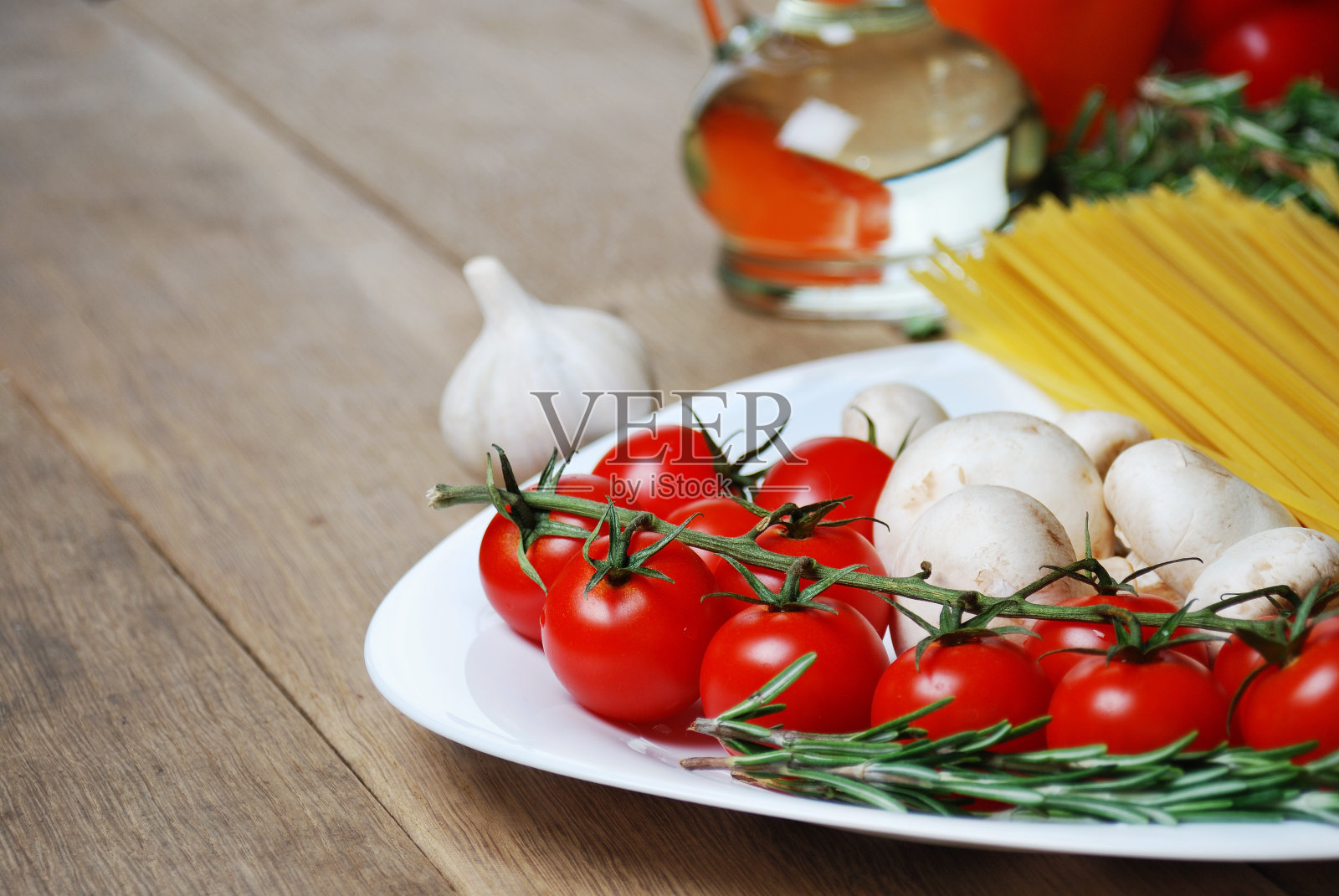 木桌上放着意大利面配料照片摄影图片