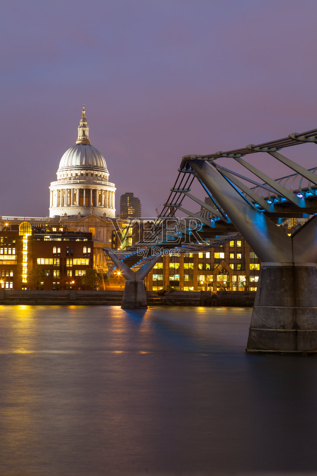 英国伦敦千年桥和圣保罗大教堂照片摄影图片