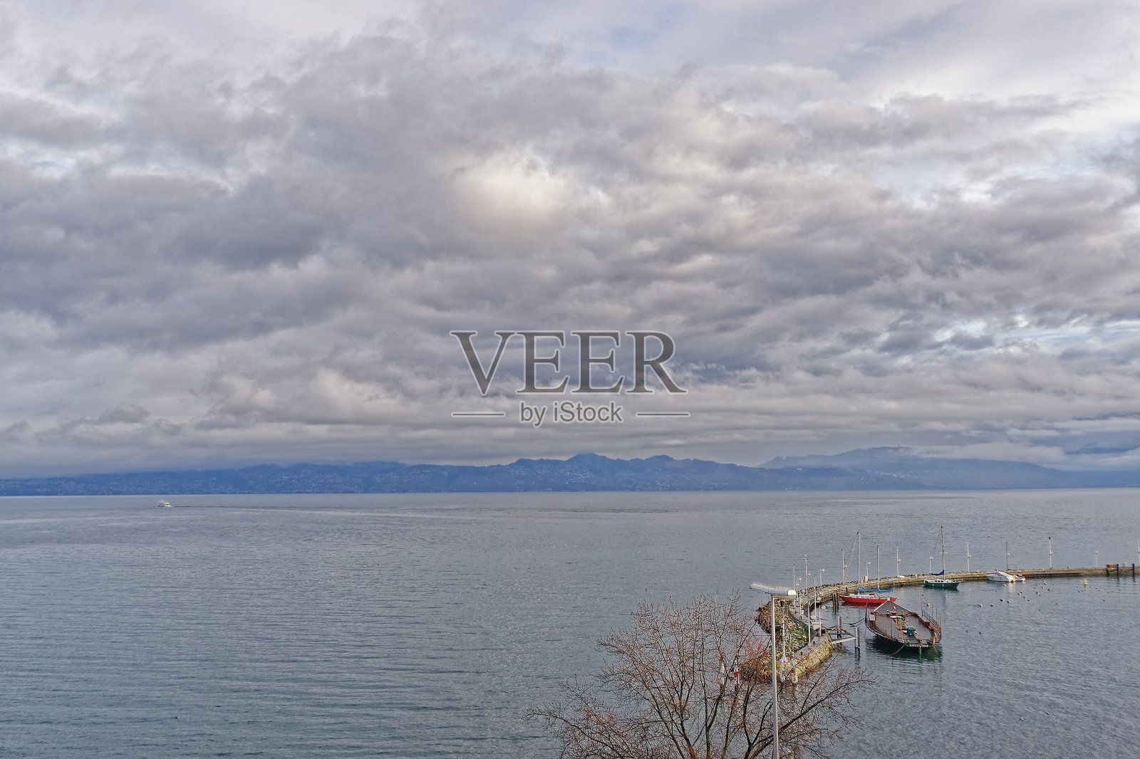 在依云莱班湖的Lac Leman照片摄影图片