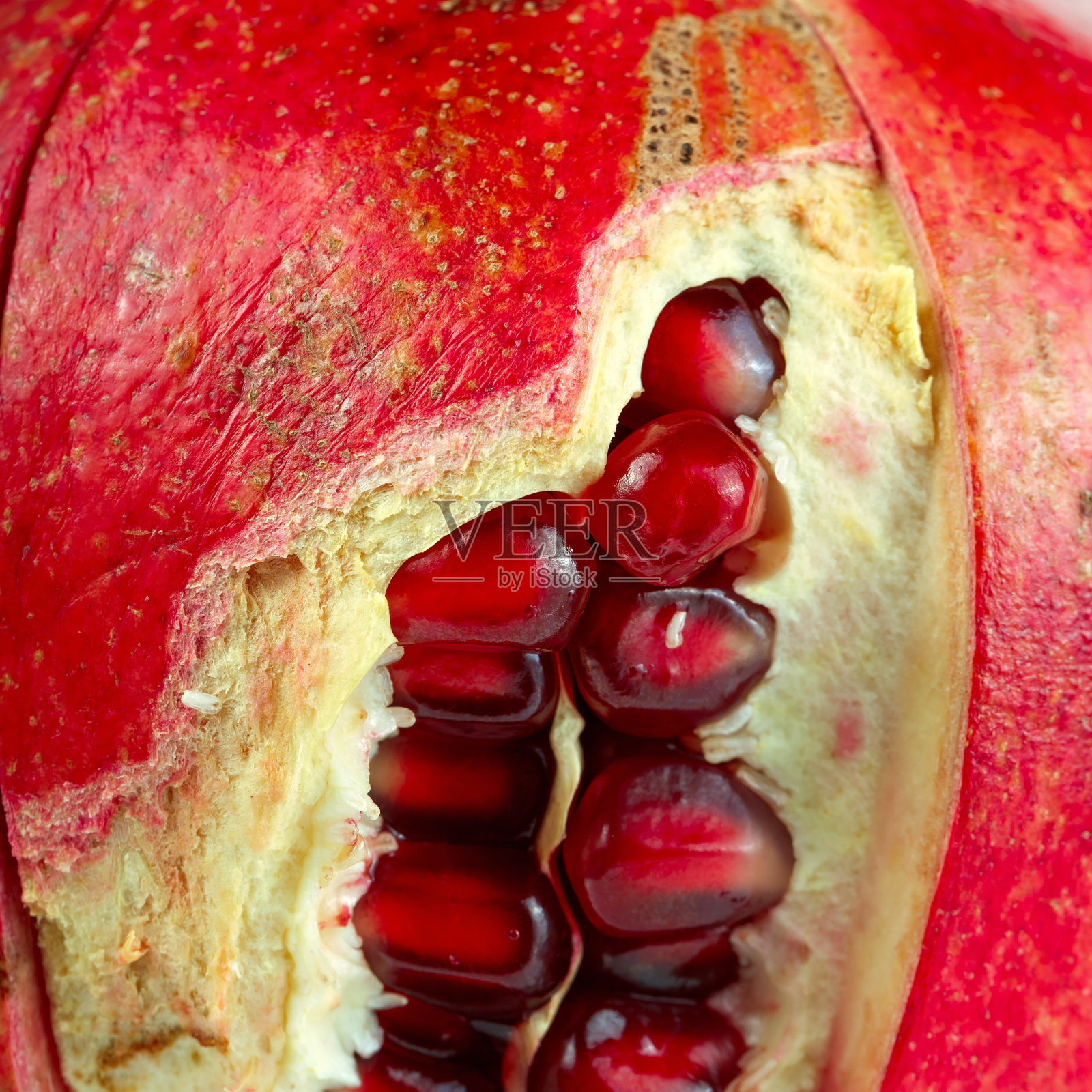 白色背景上有成熟颗粒的石榴。照片摄影图片