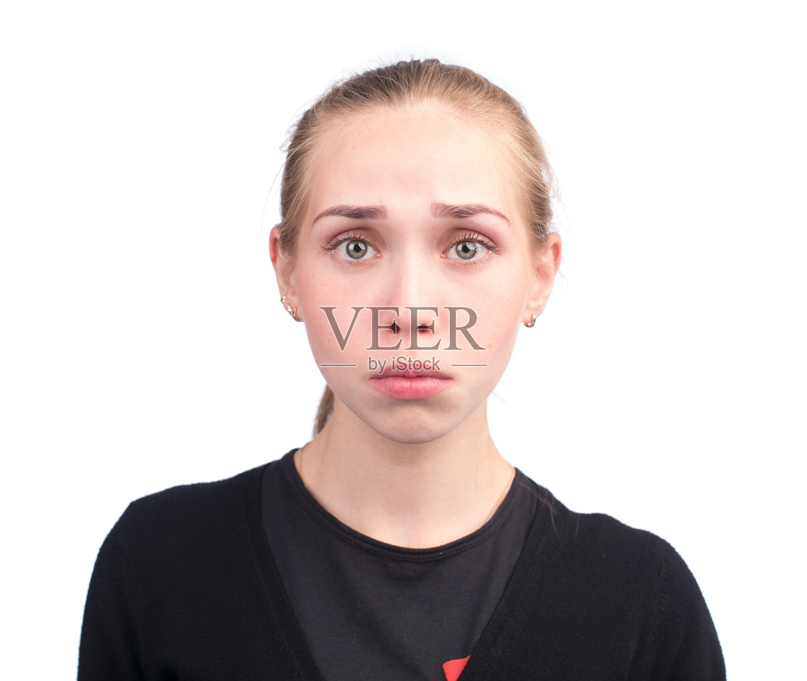 年轻女孩孤立地做着鬼脸照片摄影图片