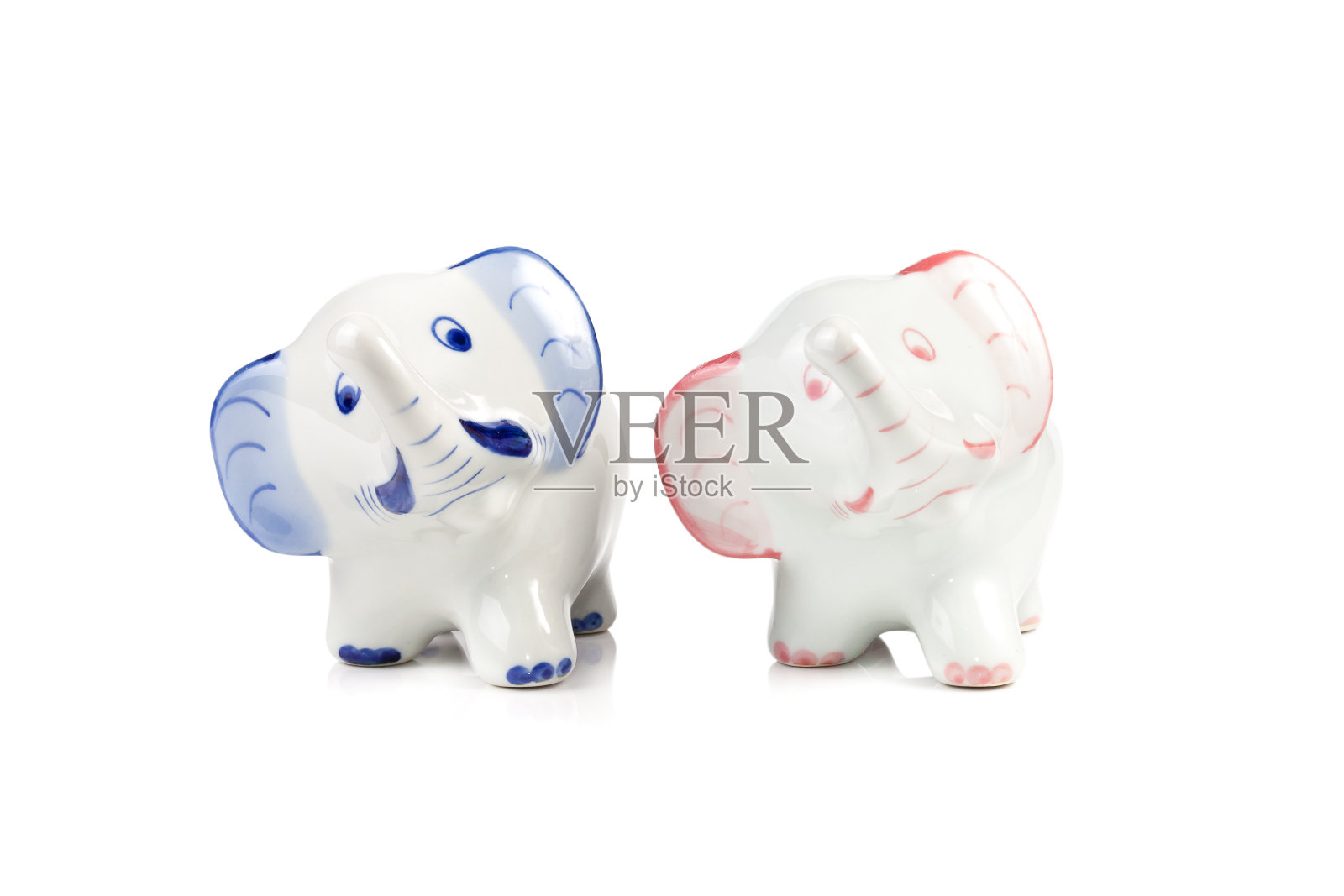 白色背景上的白象瓷搪瓷雕像照片摄影图片