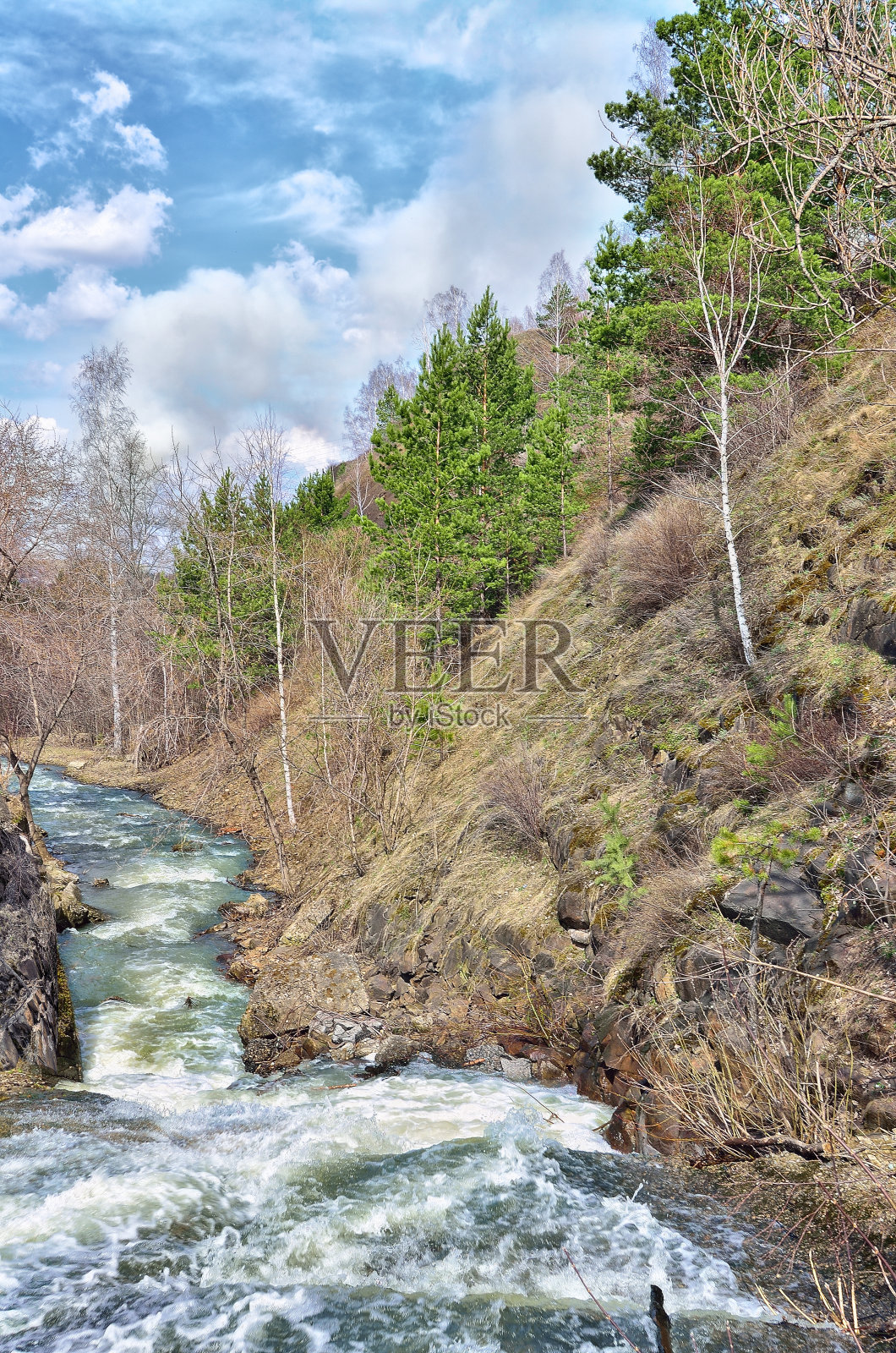 初春山水在山中照片摄影图片