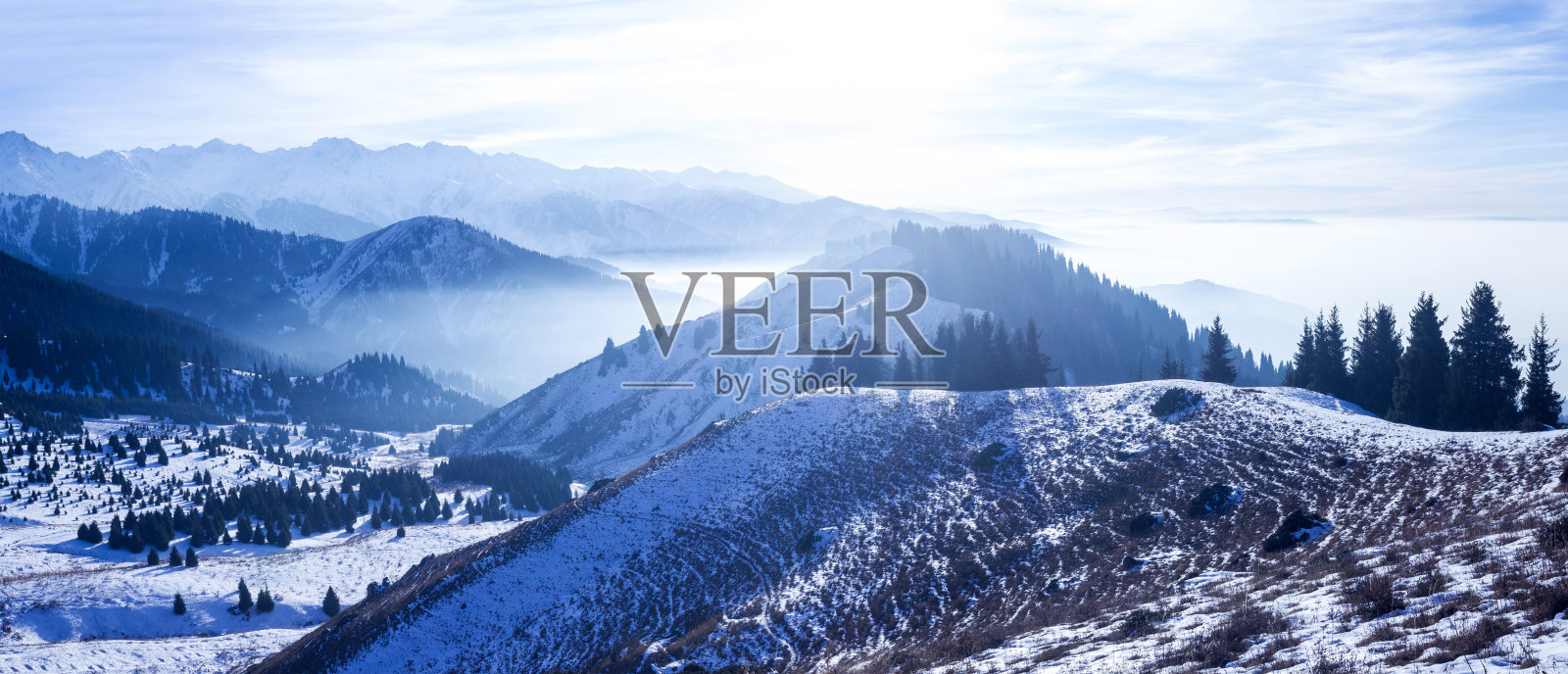 山上雾蒙蒙的日落照片摄影图片