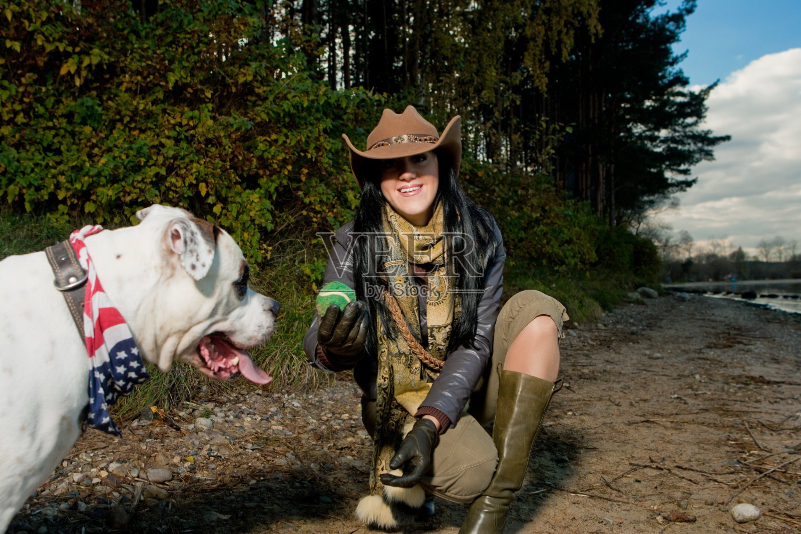 一个女人和她的牛头犬玩耍照片摄影图片