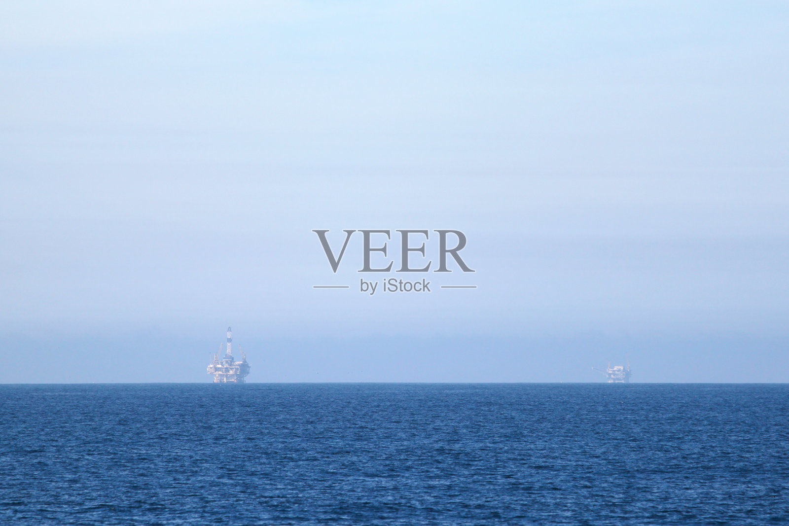 两个石油钻井平台照片摄影图片