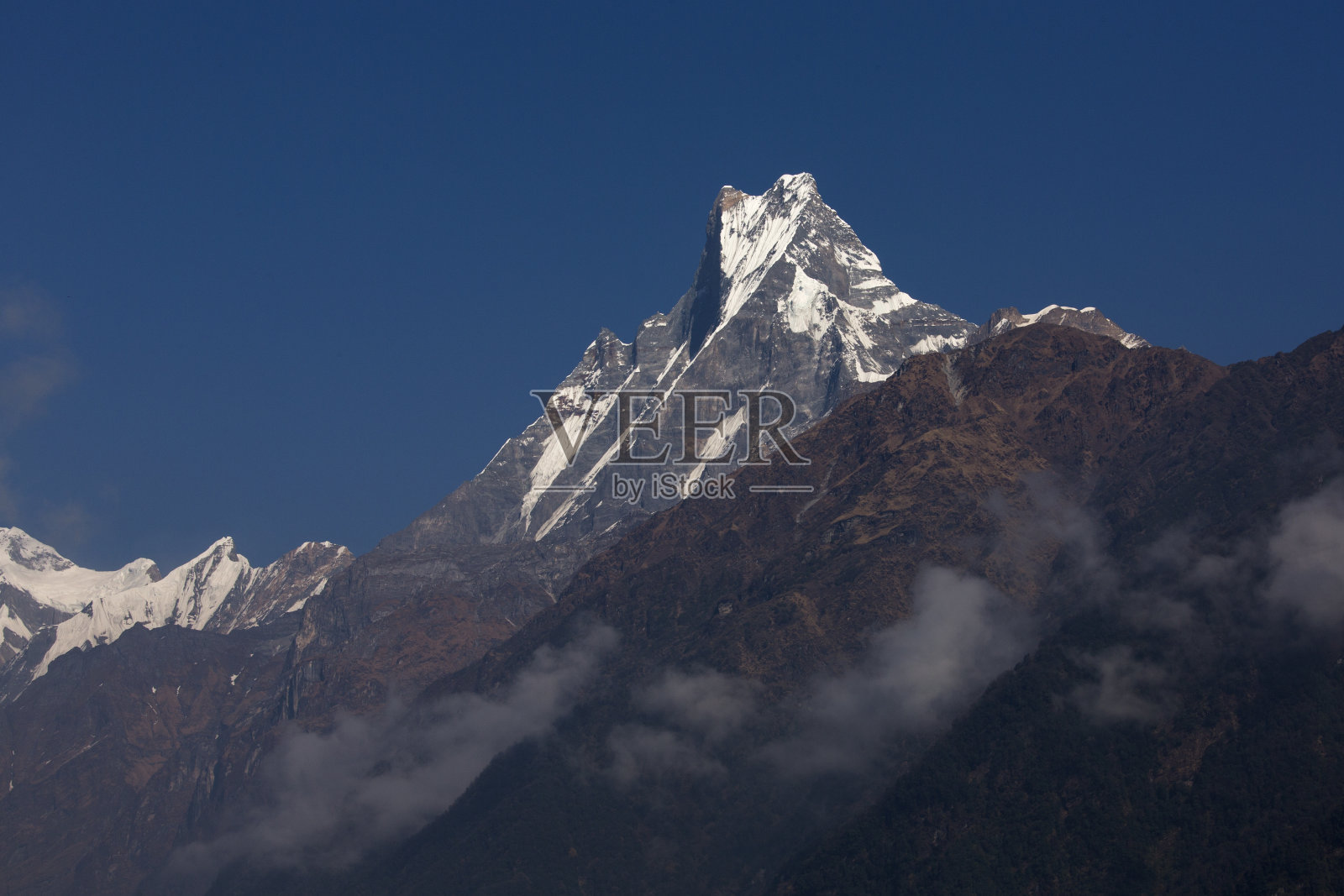 日落时分的马恰普彻尔山照片摄影图片