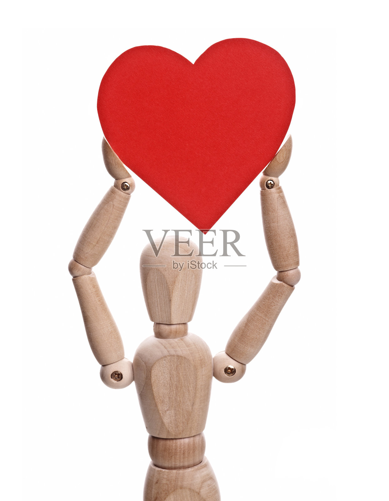 木制的娃娃装着心形的纸照片摄影图片