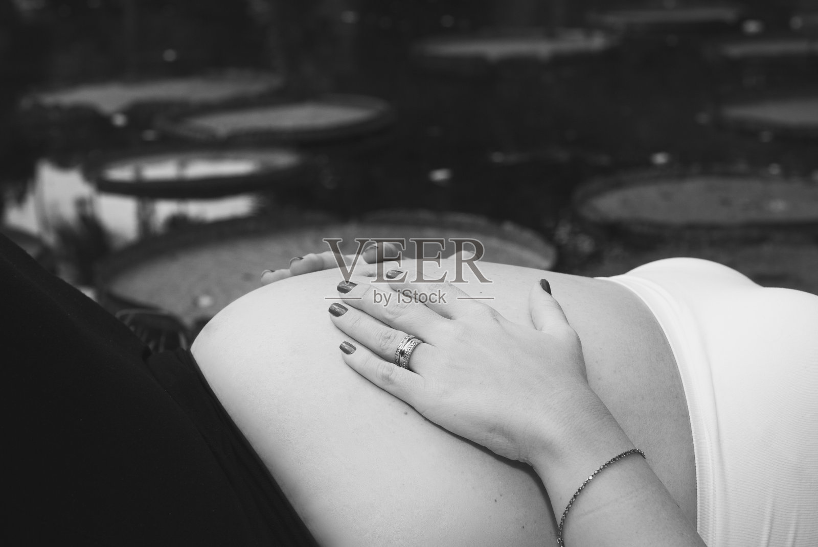 孕妇用手抚摸肚子照片摄影图片