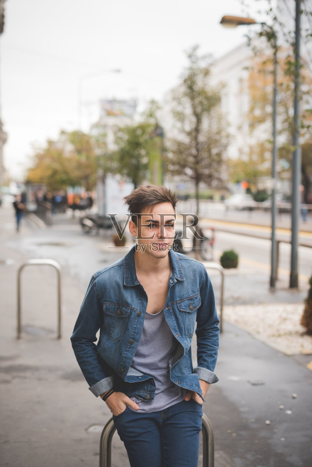 年轻英俊的另类深色模特男人照片摄影图片