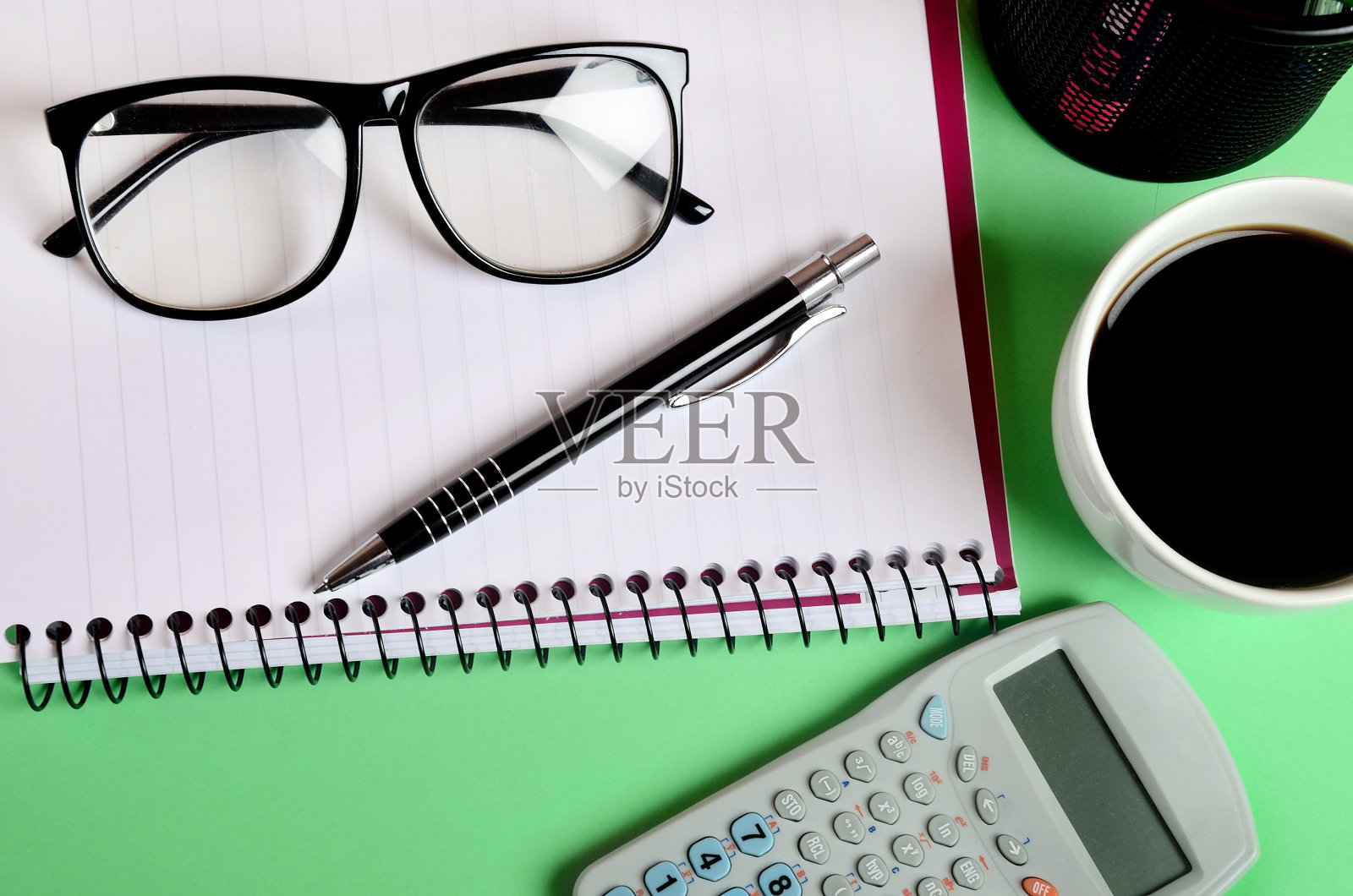 一杯咖啡和一本笔记本照片摄影图片