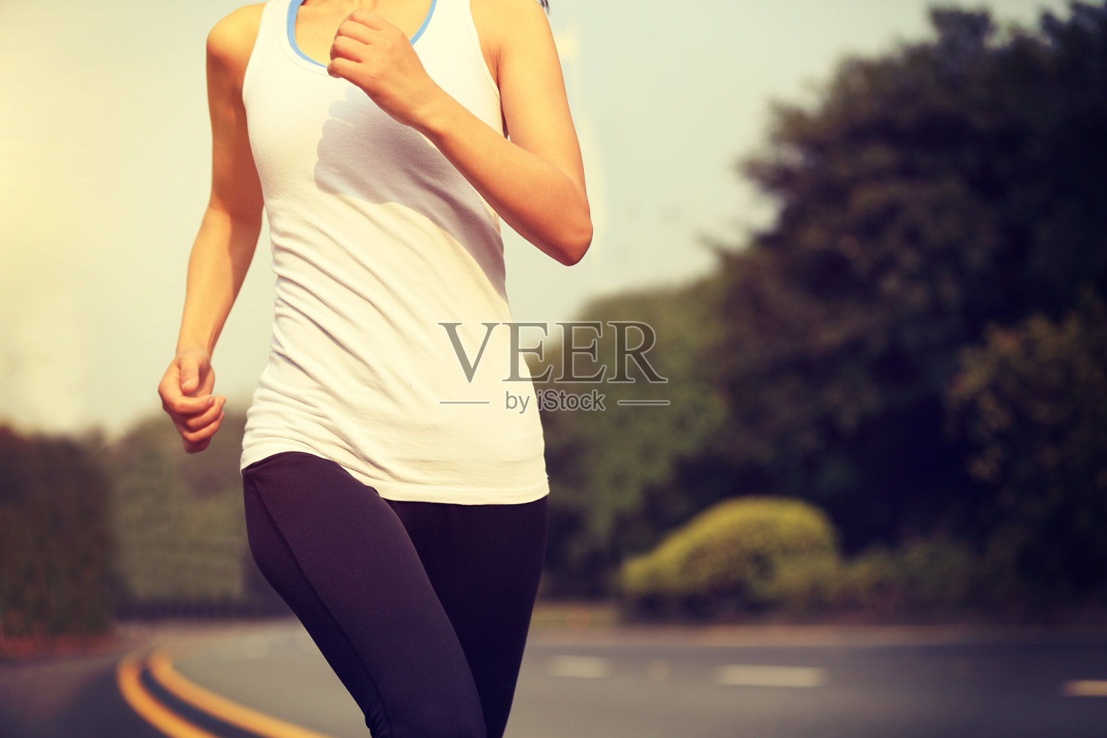 跑步运动员在马路上跑步照片摄影图片