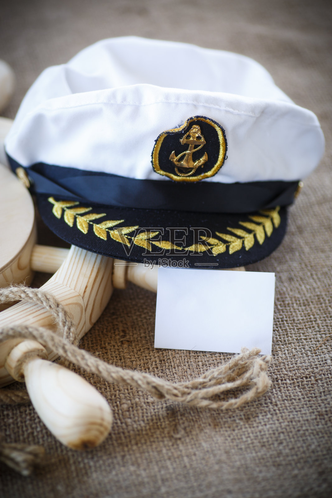 带绳子的木制方向盘照片摄影图片