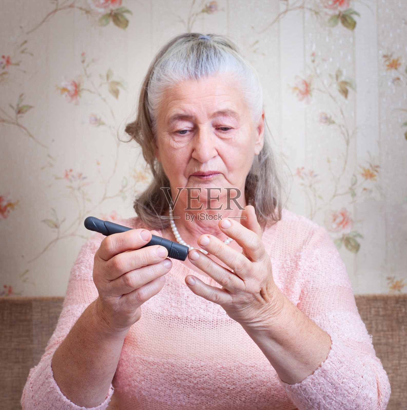 女性高血糖检查。照片摄影图片