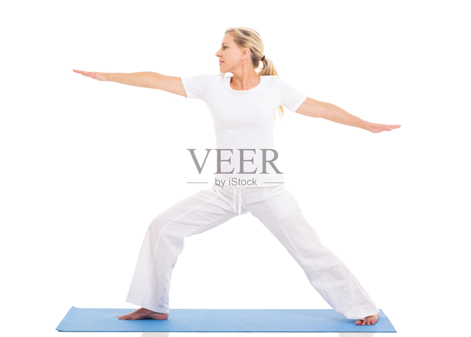 正在练瑜伽的中年妇女照片摄影图片