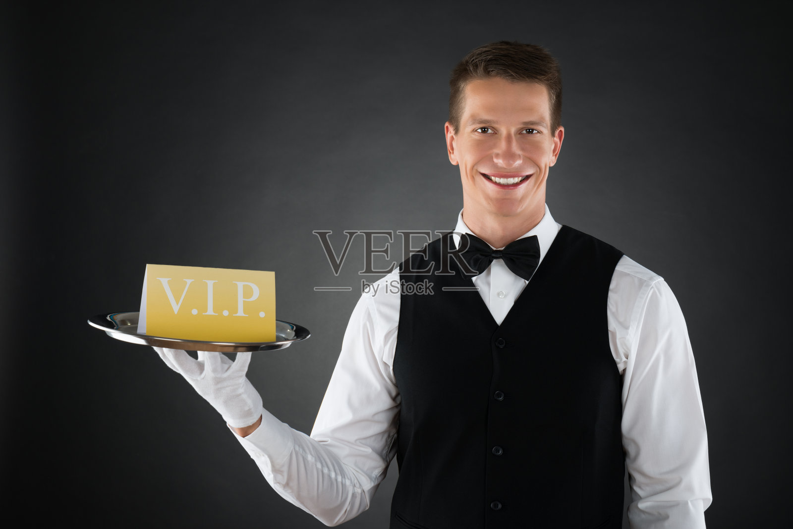 服务员出示贵宾指示牌照片摄影图片