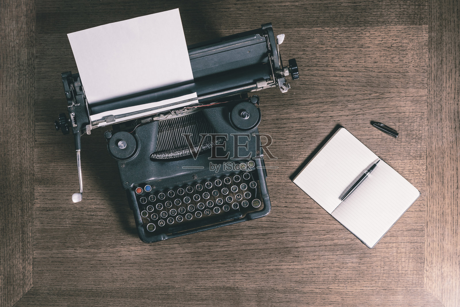 老式打字机和笔记本俯视图复古风格照片摄影图片