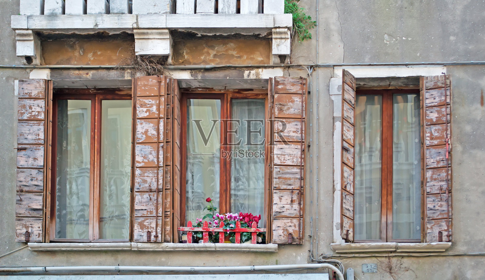 三个窗口照片摄影图片