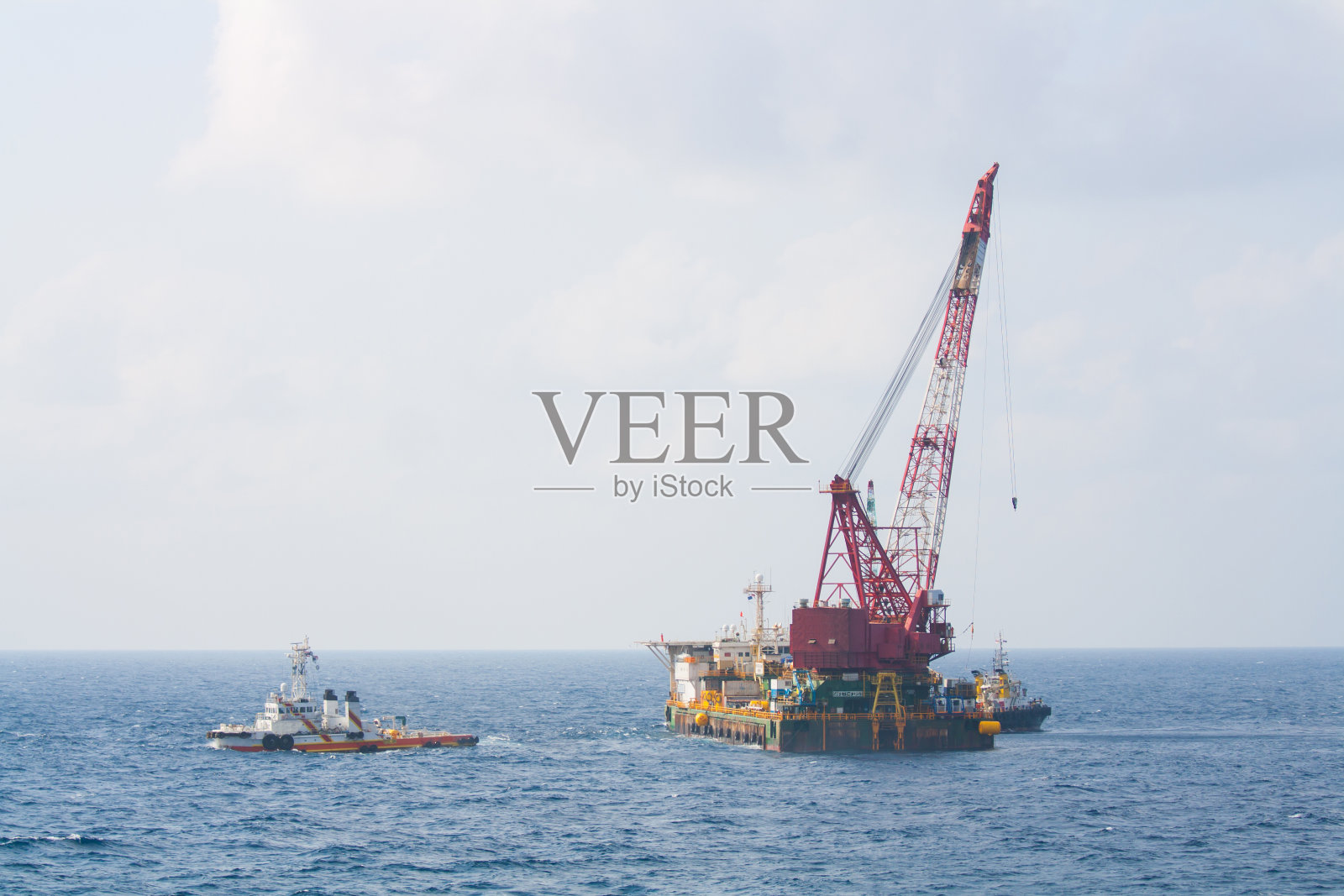 起重驳船进行船用重吊照片摄影图片