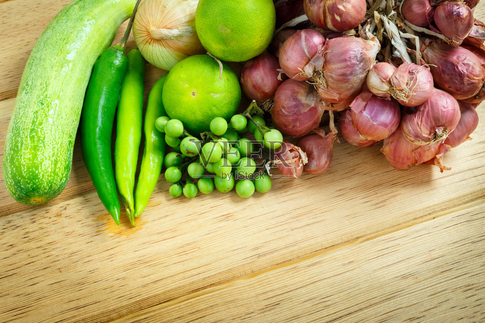巨大的新鲜蔬菜和水果组在木制的背景照片摄影图片
