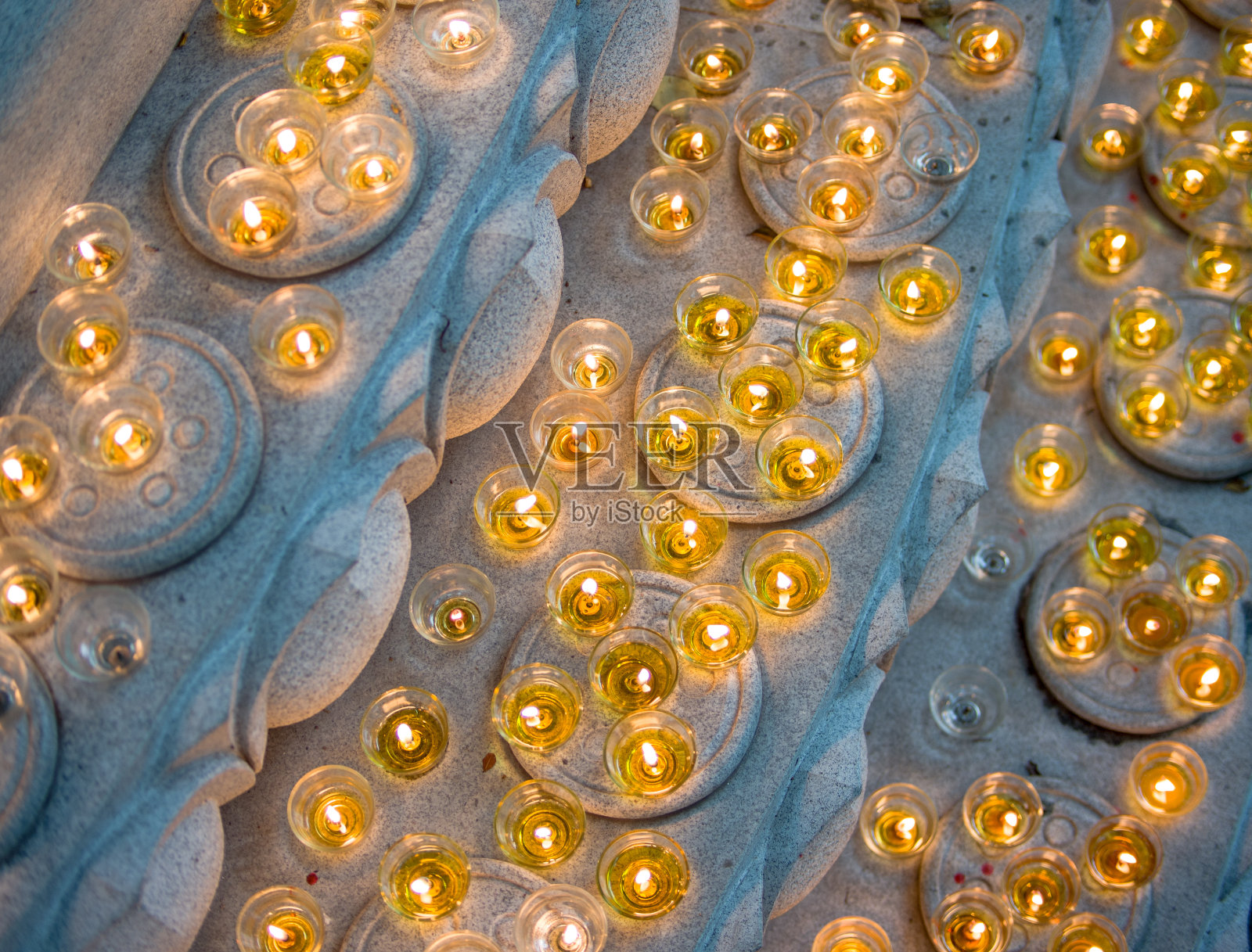 在佛教寺庙点燃蜡烛照片摄影图片