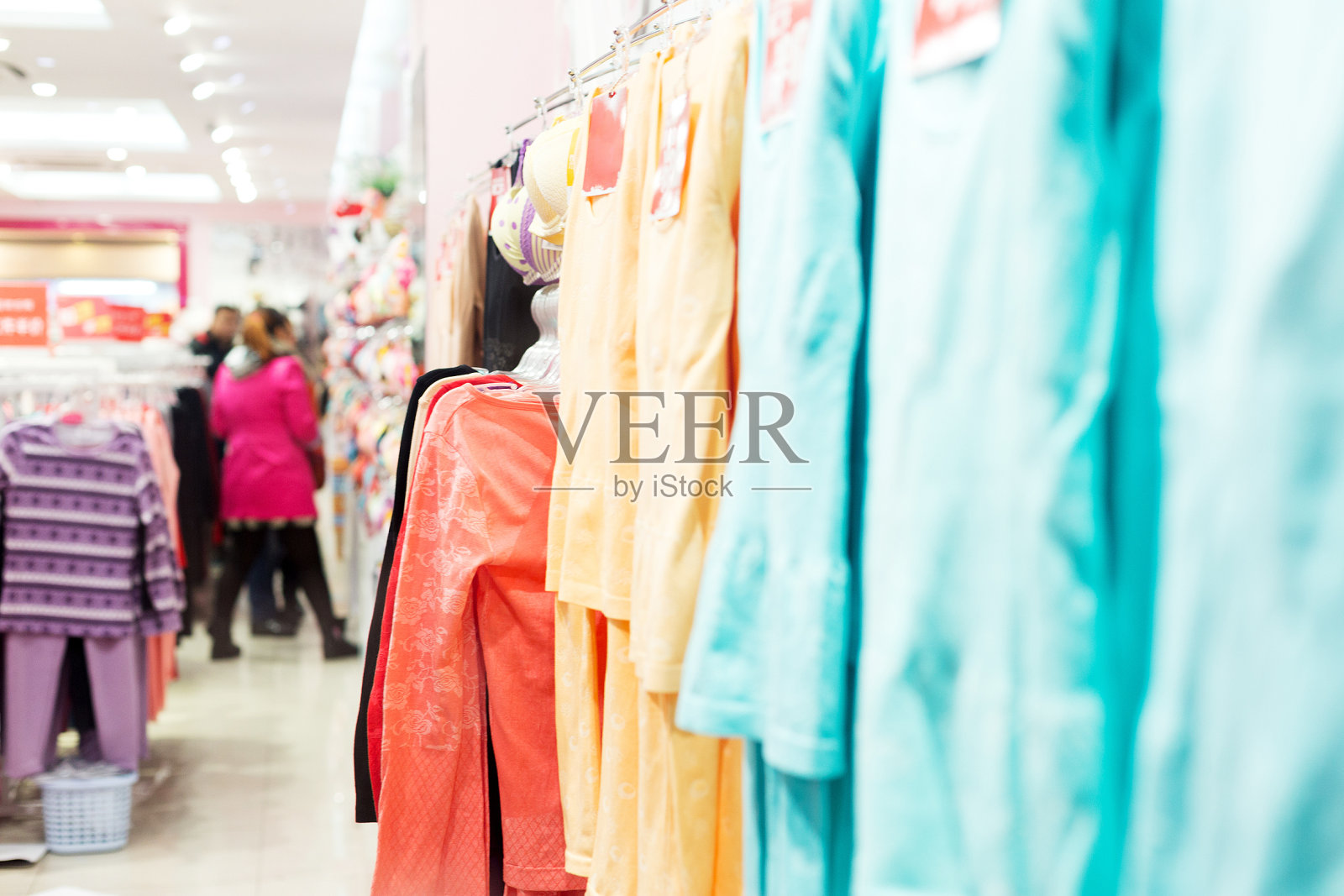 时尚服装店的内部装饰照片摄影图片