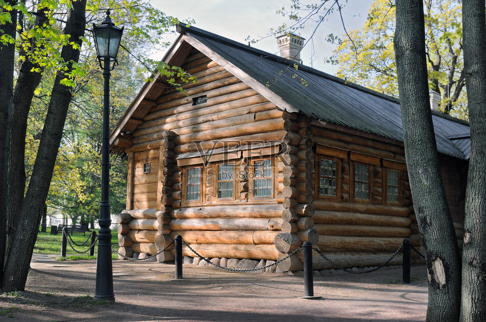 古代俄罗斯用原木建造的木屋。照片摄影图片