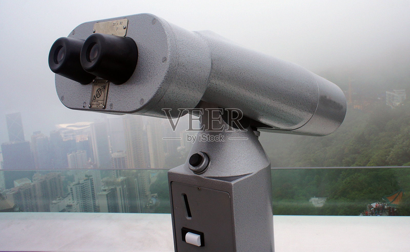 透过烟云看问题照片摄影图片