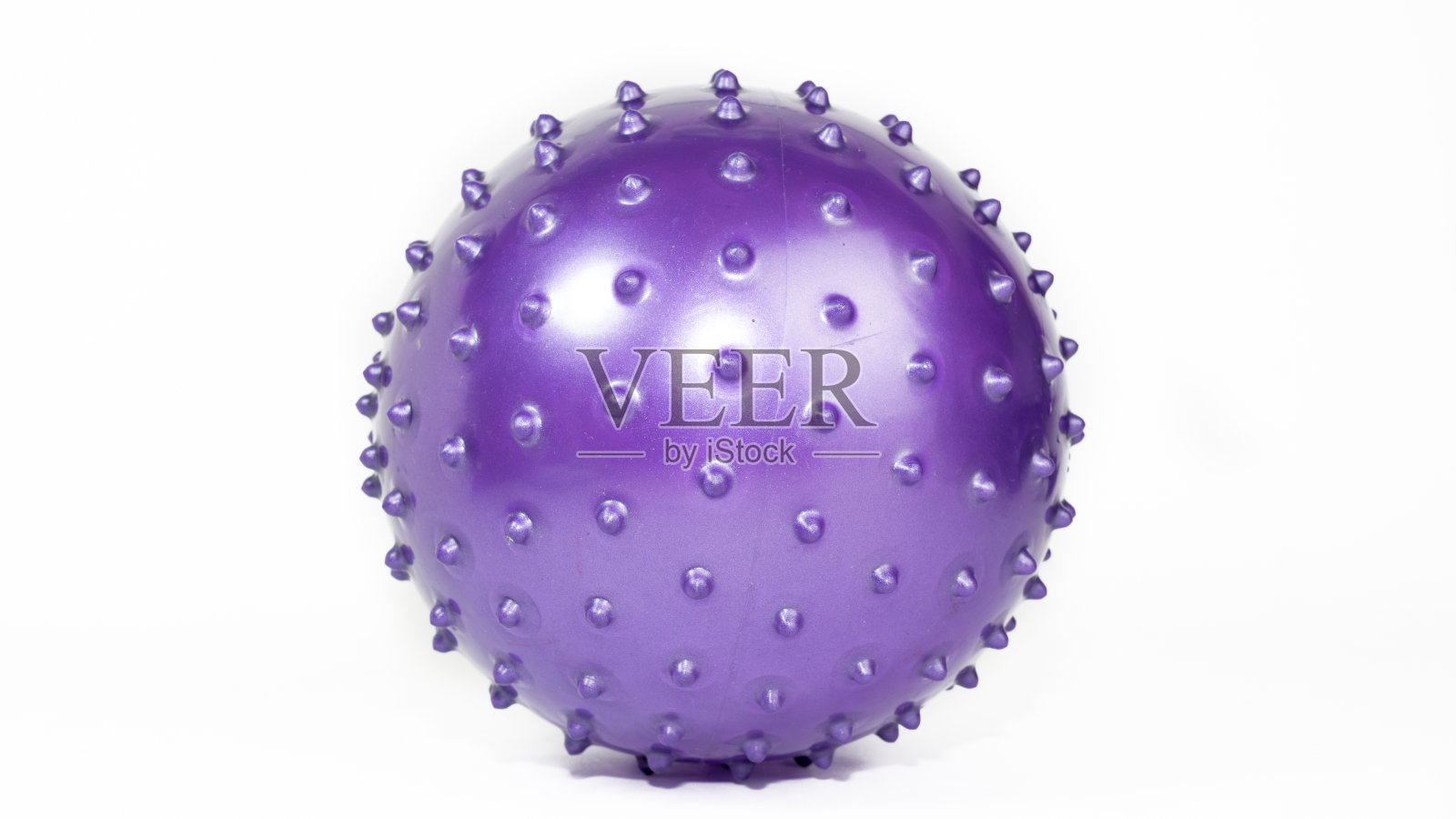 白色背景上有闪亮的紫色尖刺的橡胶或塑料球照片摄影图片