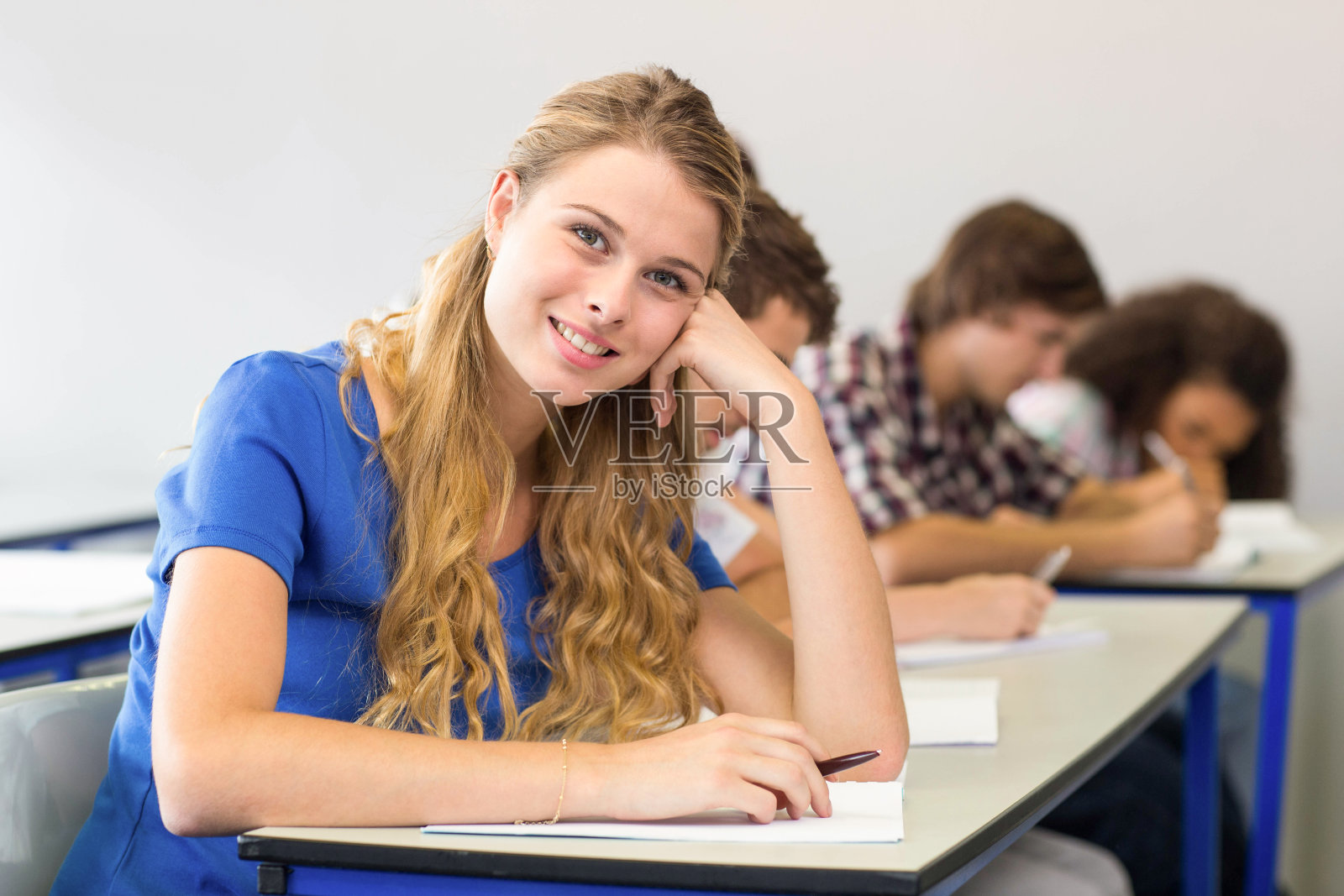 学生们在教室里写笔记照片摄影图片