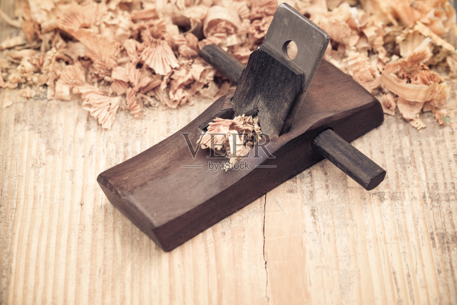 木质背景上的木质刨床照片摄影图片