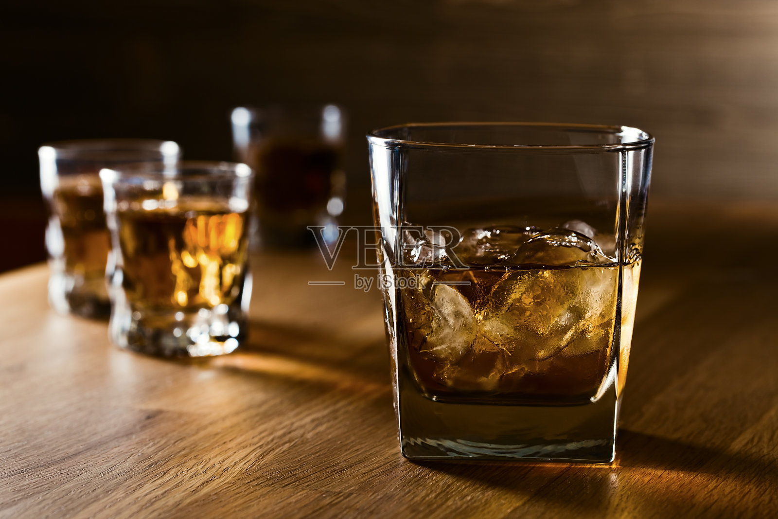 威士忌加天然冰照片摄影图片