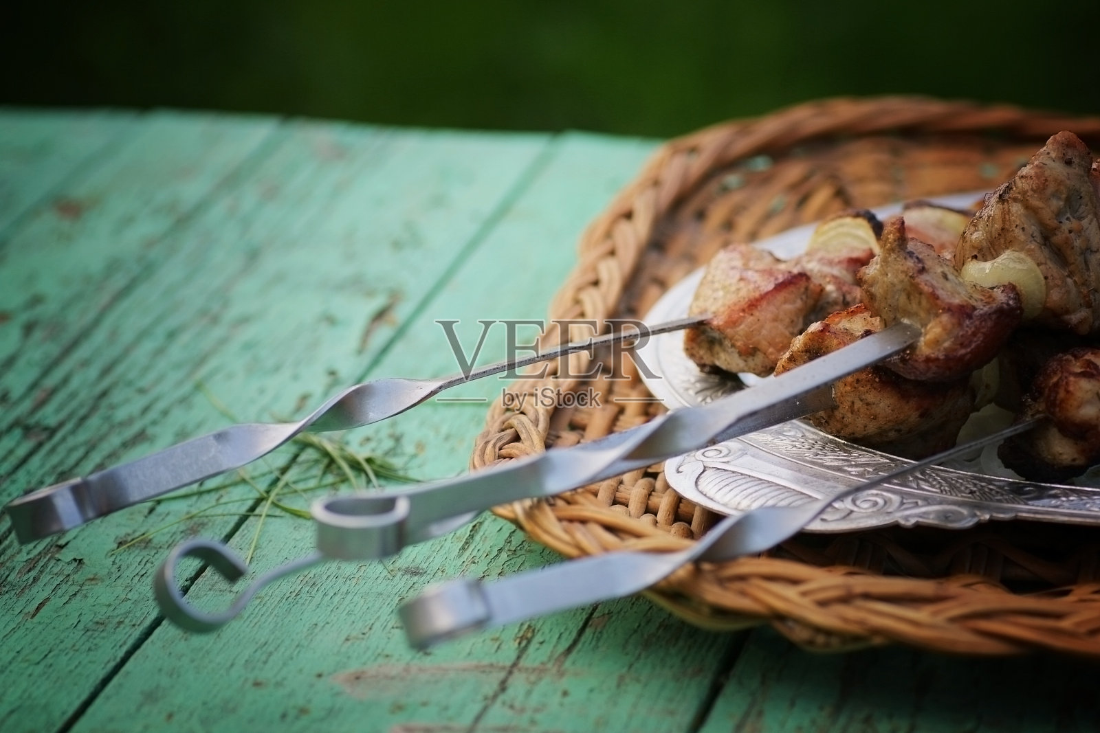 在烤架上烧烤照片摄影图片
