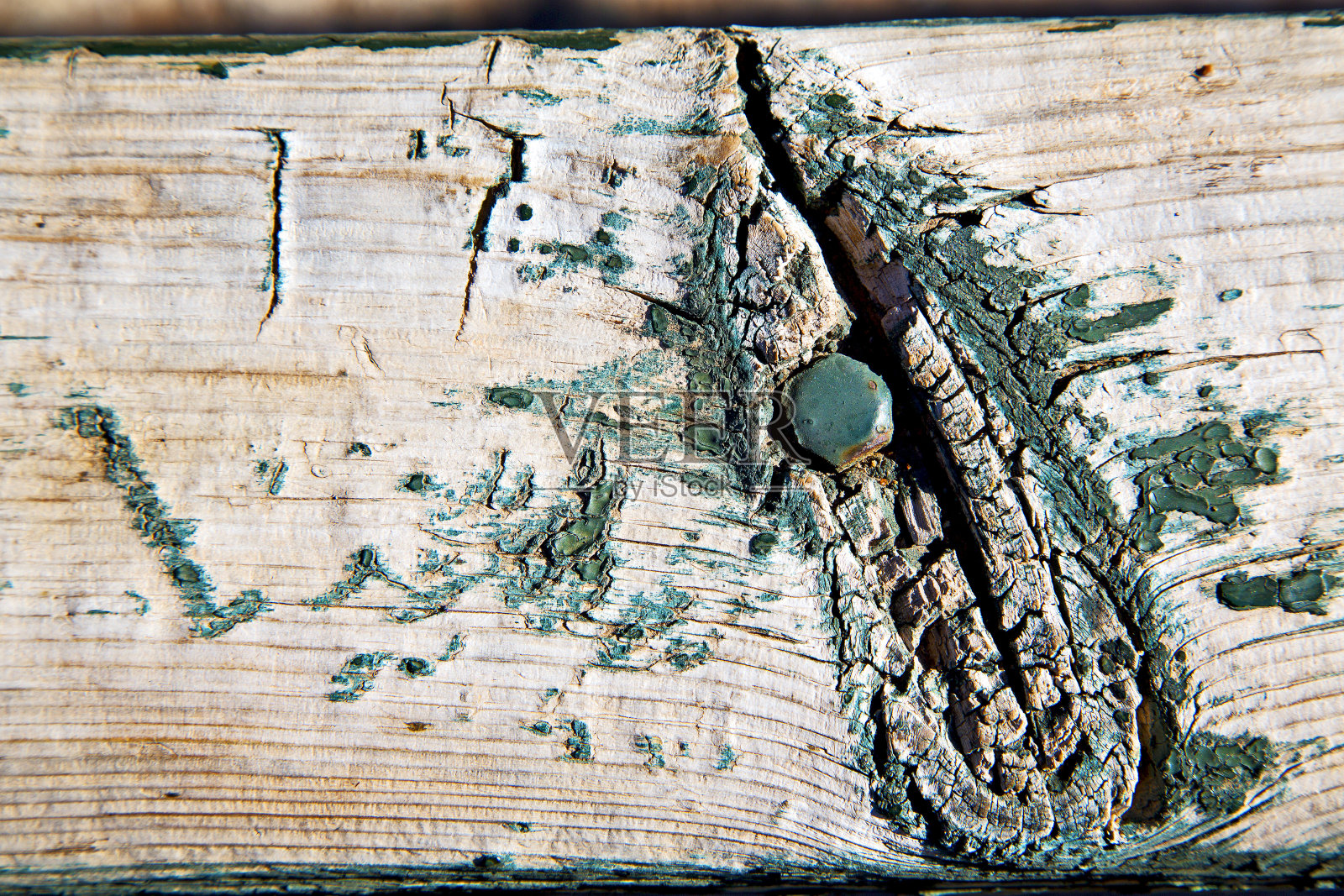 棕色的木门上涂着绿色的漆，锈黄色的照片摄影图片