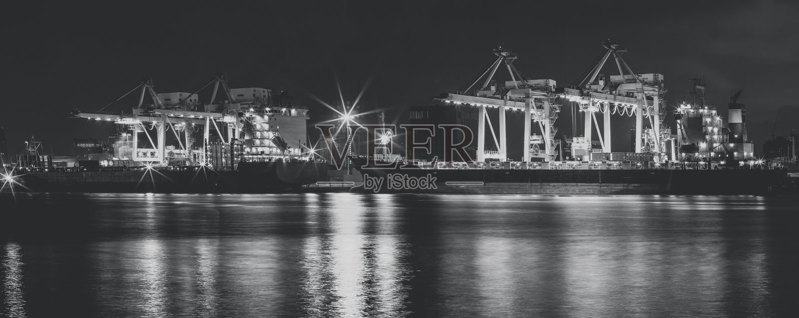 装有工作起重机装车桥的集装箱货船照片摄影图片