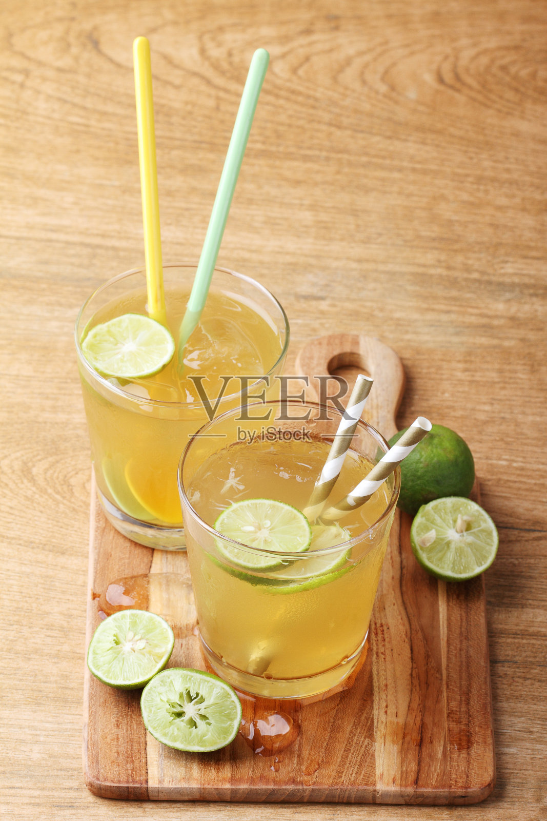 由柠檬和蜂蜜制成的黄金冷饮照片摄影图片