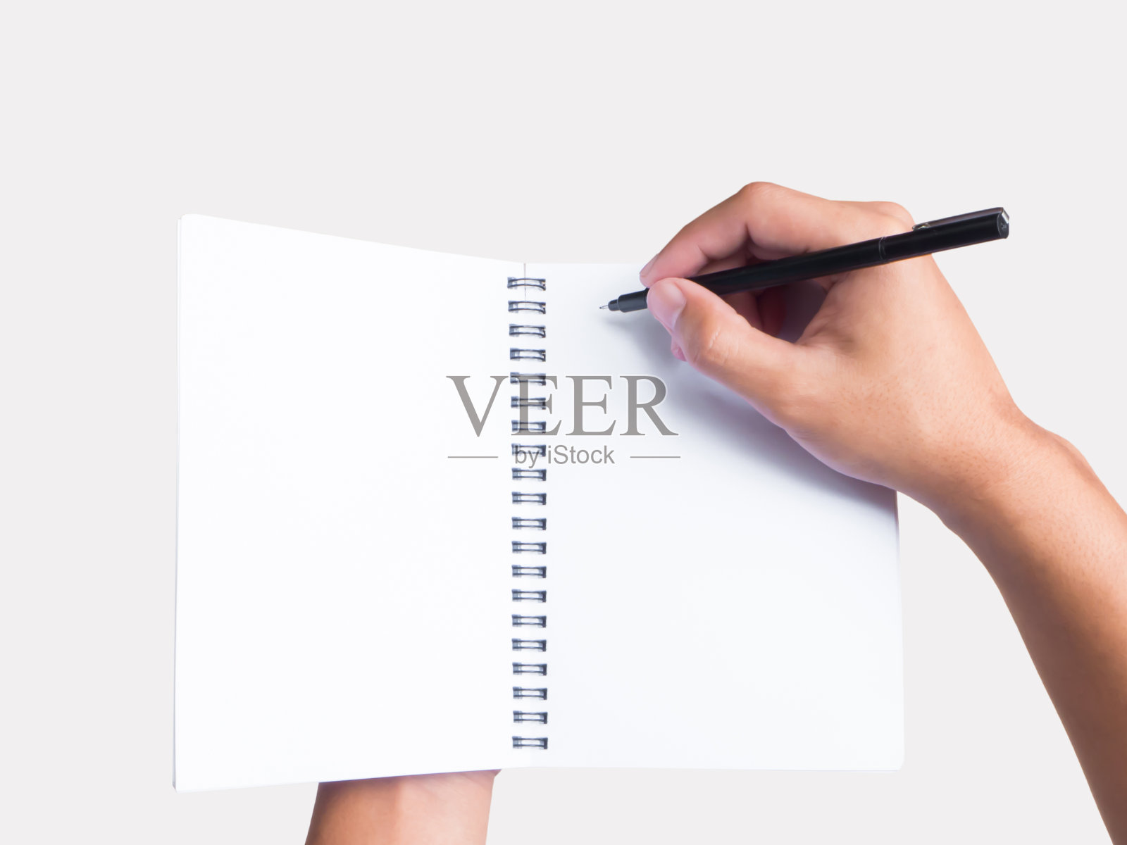 手里拿着笔记本和笔照片摄影图片