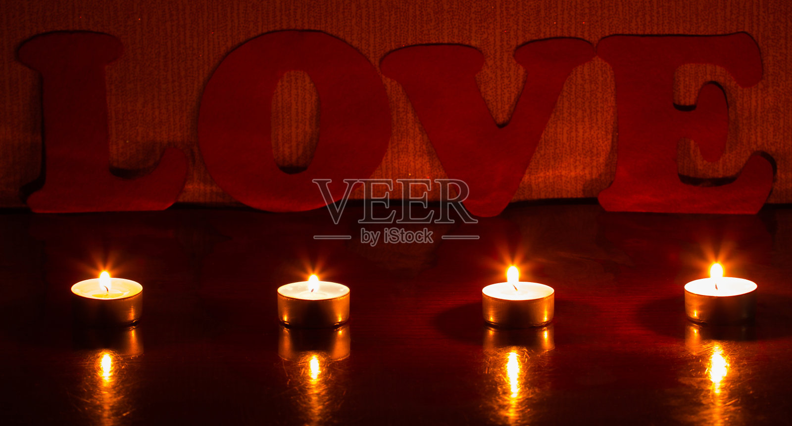 写着“爱”字的蜡烛照片摄影图片