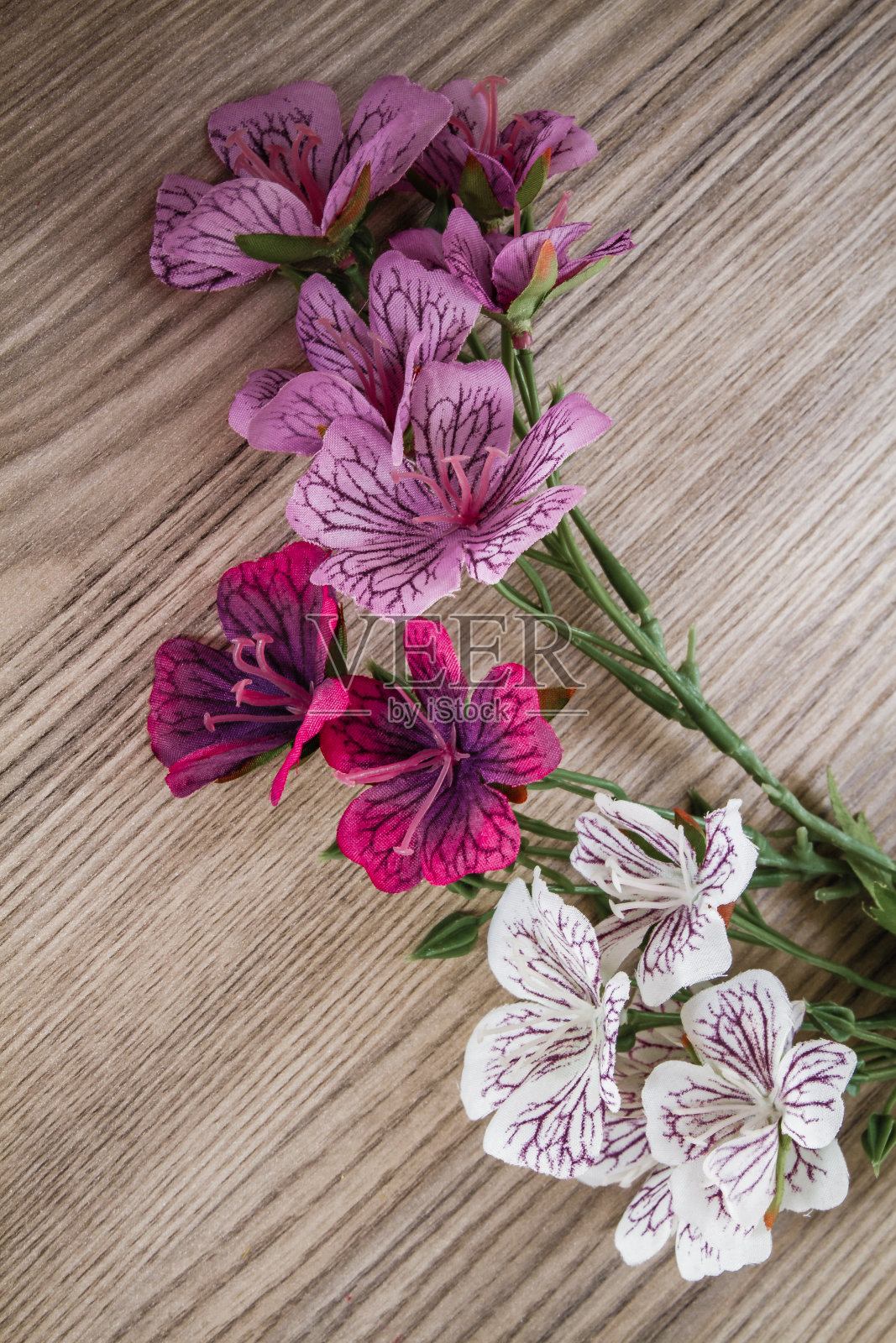 木桌上的人造花照片摄影图片