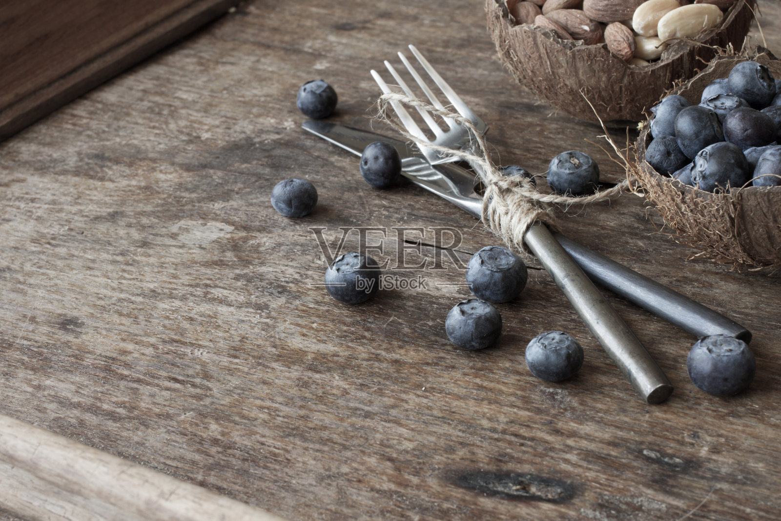 椰壳里有蓝莓和杏仁照片摄影图片