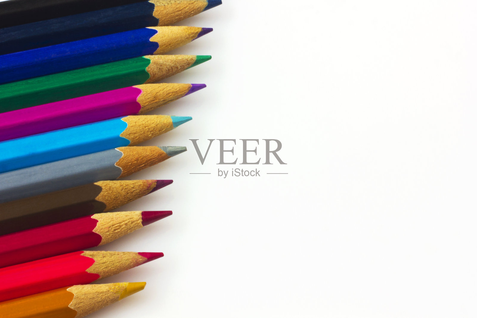 白色背景上的彩色铅笔照片摄影图片